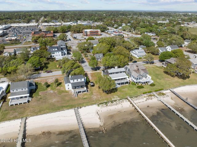 2812 Evans Street, Morehead City, NC 28557