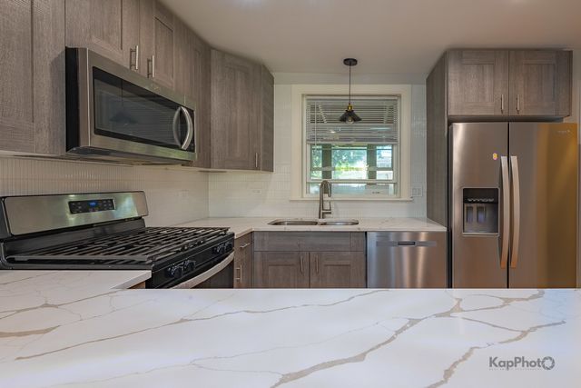 1335 Briar Court, Des Plaines, IL 60018