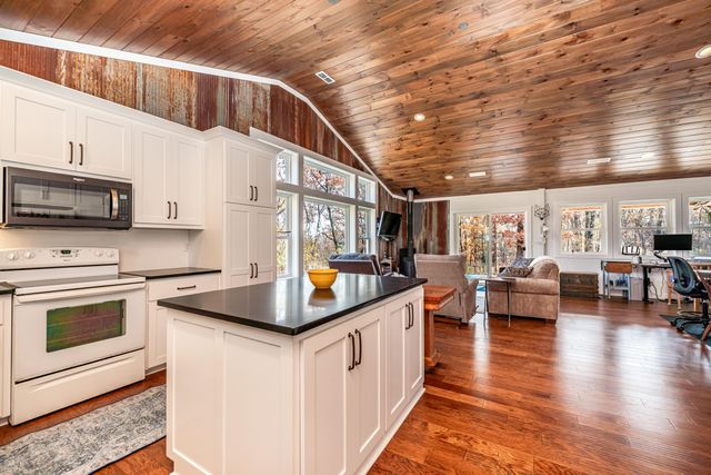 1450 County Road 220, Eureka Springs, AR 72631