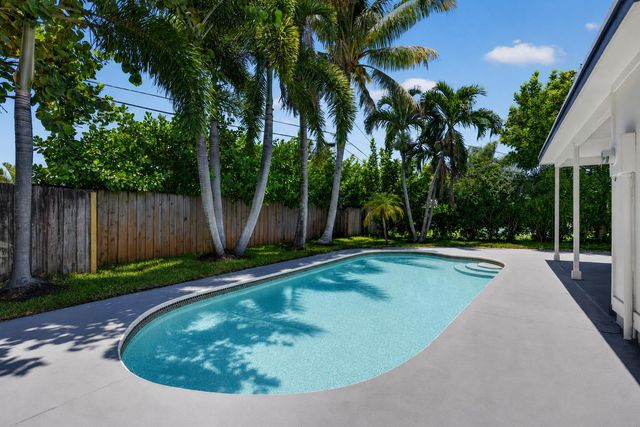514 Riverside Drive, Palm Beach Gardens, FL 33410