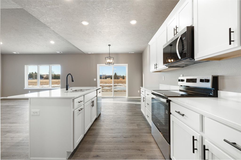 3704 45TH ST SE, Minot, ND 58701