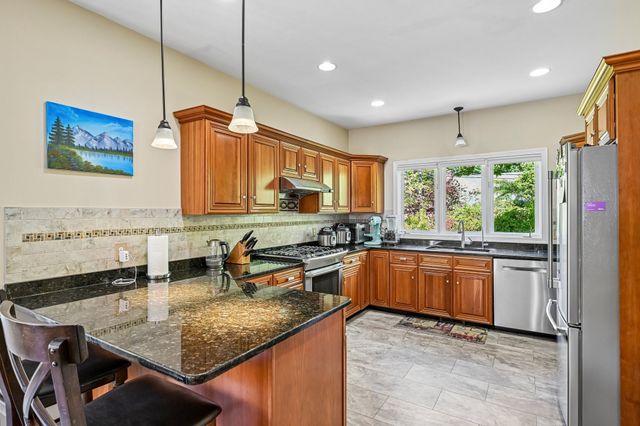 2 Stone Meadow Farm Dr, Shrewsbury, MA 01545