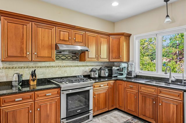 2 Stone Meadow Farm Dr, Shrewsbury, MA 01545