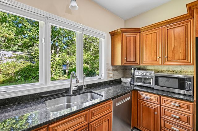 2 Stone Meadow Farm Dr, Shrewsbury, MA 01545