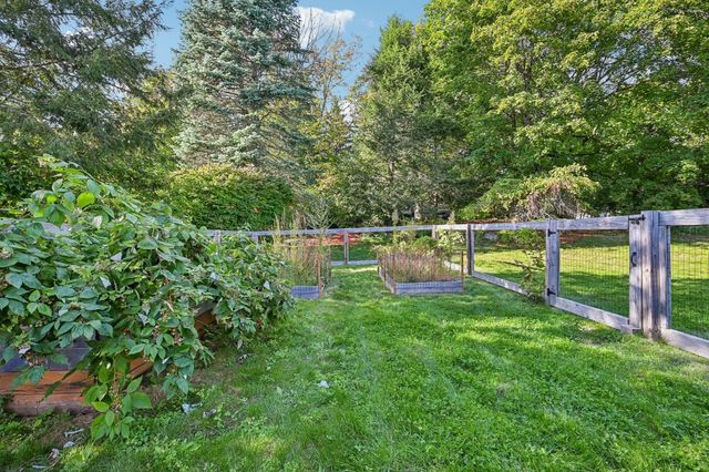 2 Stone Meadow Farm Dr, Shrewsbury, MA 01545
