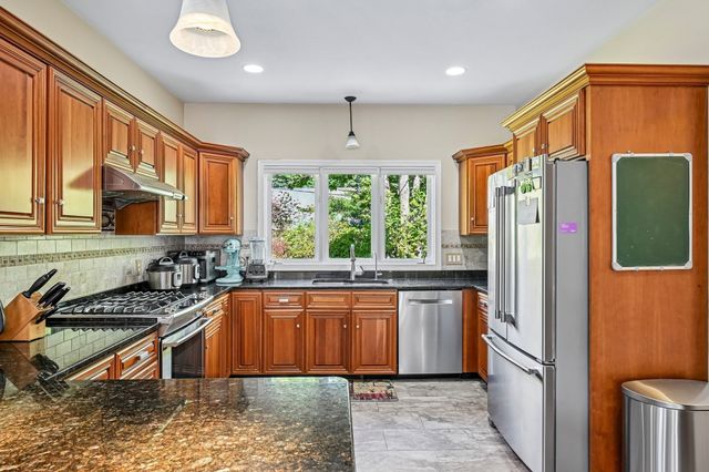 2 Stone Meadow Farm Dr, Shrewsbury, MA 01545