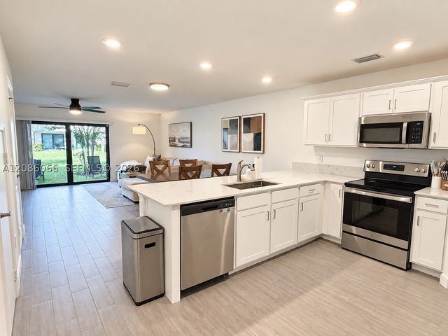 5013 Woods Edge Cir, Riviera Beach, FL 33410