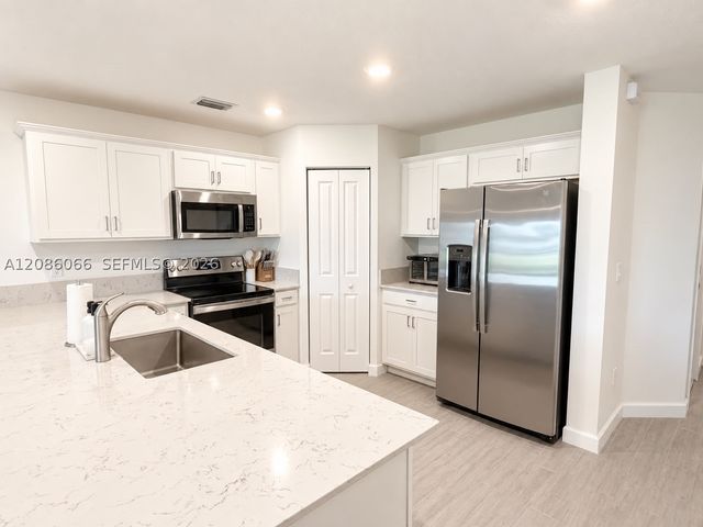 5013 Woods Edge Cir, Riviera Beach, FL 33410