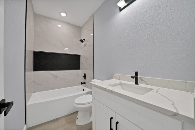 206 Lakeview Drive, Runaway Bay, TX 76426