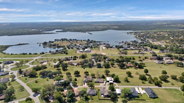 206 Lakeview Drive, Runaway Bay, TX 76426