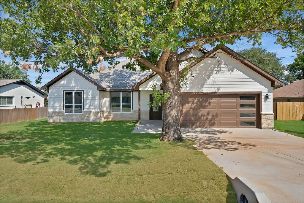 206 Lakeview Drive, Runaway Bay, TX 76426