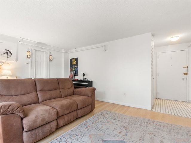 872 Massachusetts Avenue 303, Cambridge, MA 02139