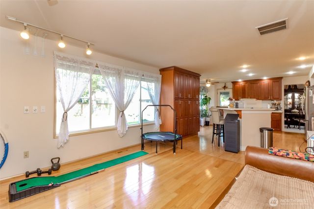 176 Eagle Ridge Drive E, Puyallup, WA 98374