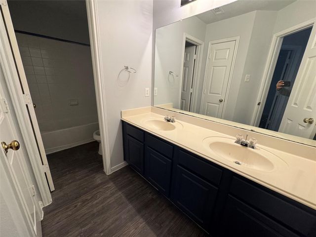 1915 Laurel Bay Drive, Houston, TX 77014