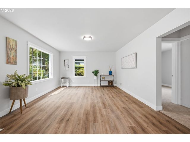 9233 Se MORRISON St, Portland, OR 97216