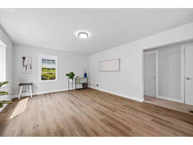 9233 Se MORRISON St, Portland, OR 97216