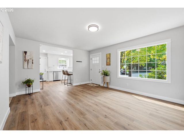 9233 Se MORRISON St, Portland, OR 97216