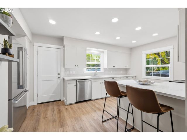 9233 Se MORRISON St, Portland, OR 97216