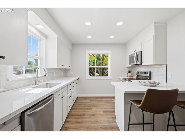 9233 Se MORRISON St, Portland, OR 97216