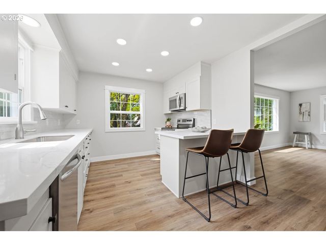9233 Se MORRISON St, Portland, OR 97216