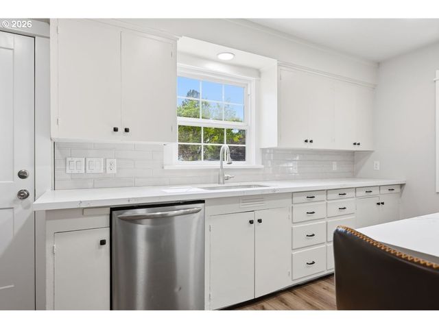 9233 Se MORRISON St, Portland, OR 97216