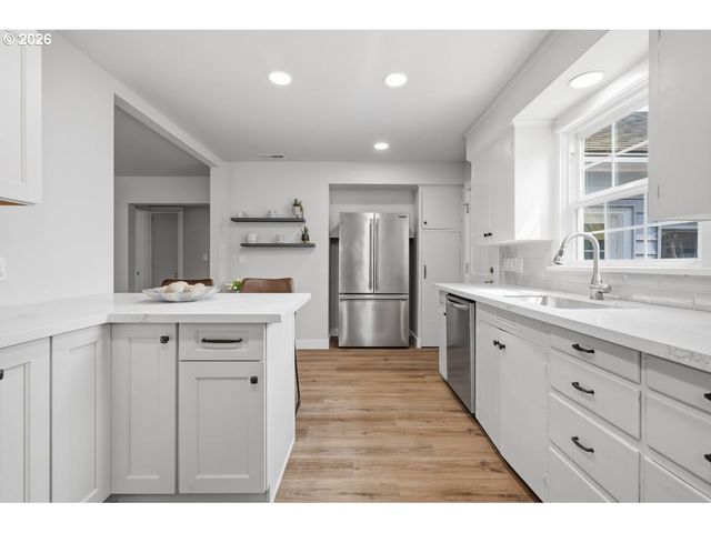 9233 Se MORRISON St, Portland, OR 97216
