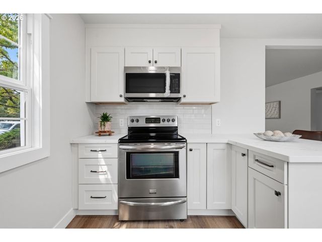 9233 Se MORRISON St, Portland, OR 97216