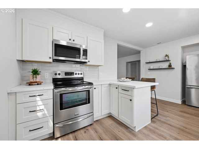 9233 Se MORRISON St, Portland, OR 97216