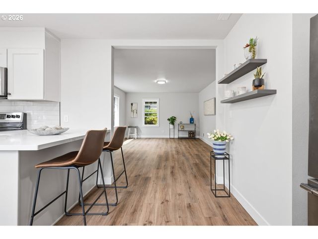 9233 Se MORRISON St, Portland, OR 97216