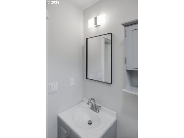 9233 Se MORRISON St, Portland, OR 97216