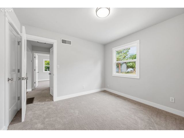 9233 Se MORRISON St, Portland, OR 97216