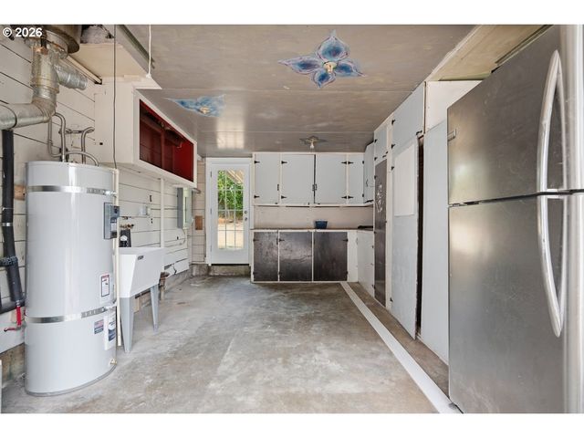 9233 Se MORRISON St, Portland, OR 97216