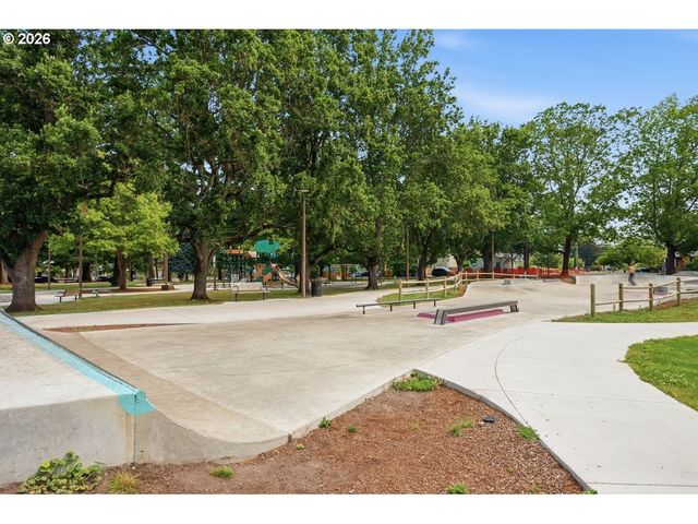 9233 Se MORRISON St, Portland, OR 97216
