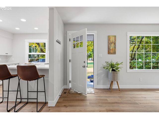 9233 Se MORRISON St, Portland, OR 97216
