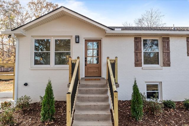 110 E Circle Dr, Burns, TN 37029