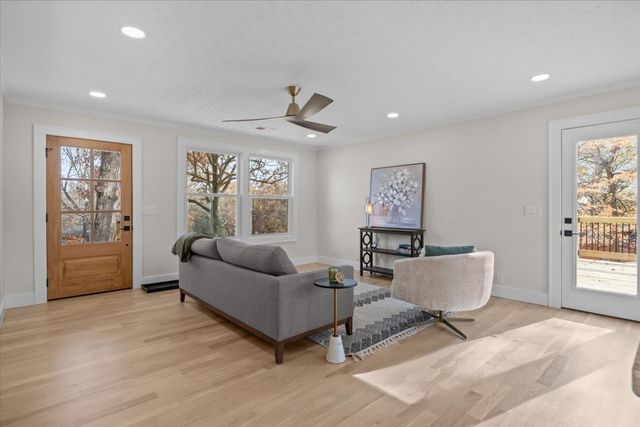 110 E Circle Dr, Burns, TN 37029