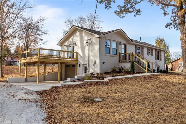 110 E Circle Dr, Burns, TN 37029