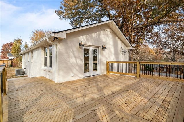 110 E Circle Dr, Burns, TN 37029