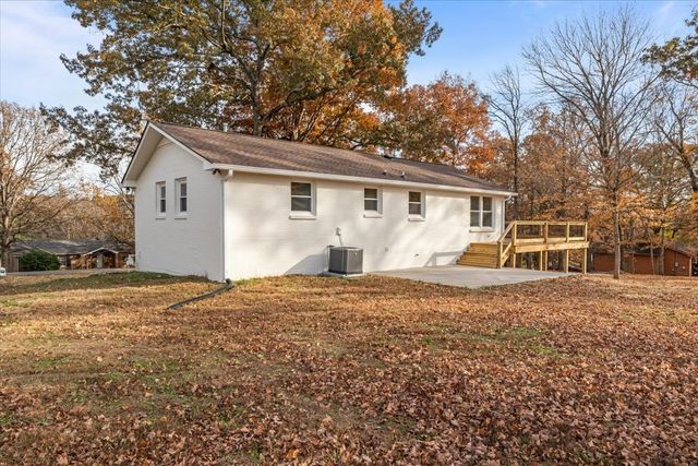 110 E Circle Dr, Burns, TN 37029