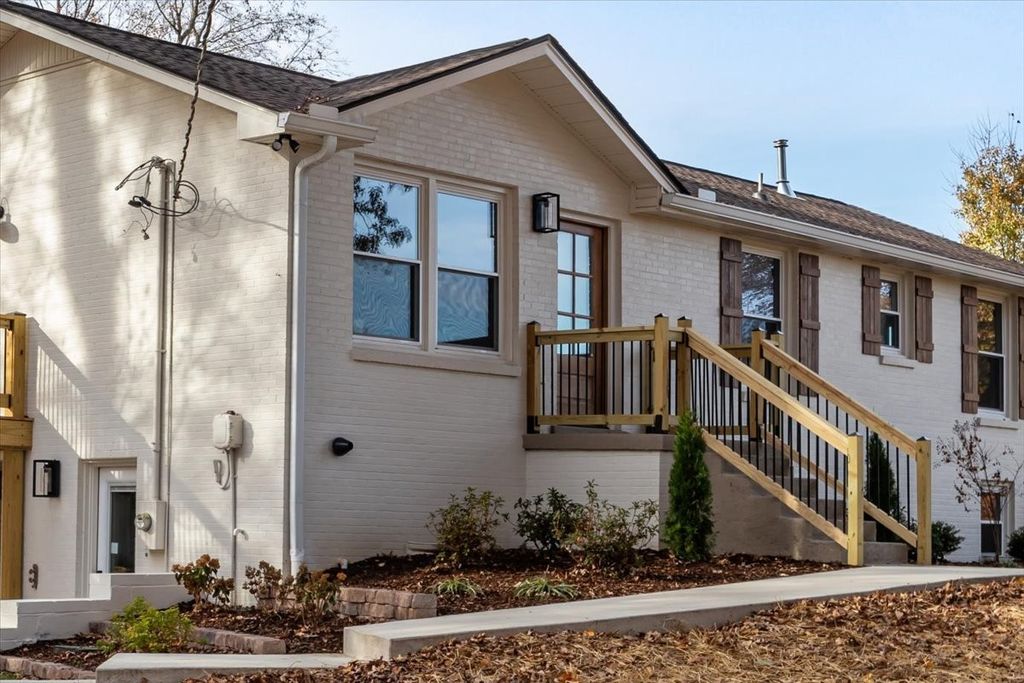 110 E Circle Dr, Burns, TN 37029