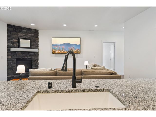 126 ZEPHYR Dr, Silver Lake, WA 98645