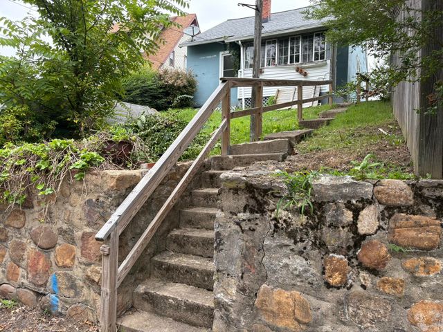 S 1420 Midland Heights PL, Covington, VA 24426