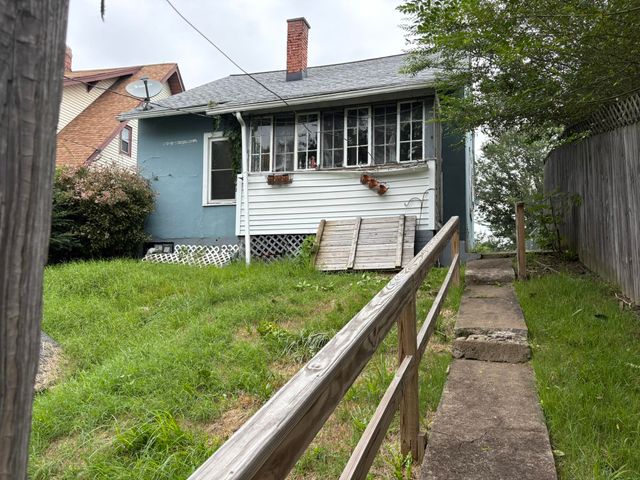 S 1420 Midland Heights PL, Covington, VA 24426