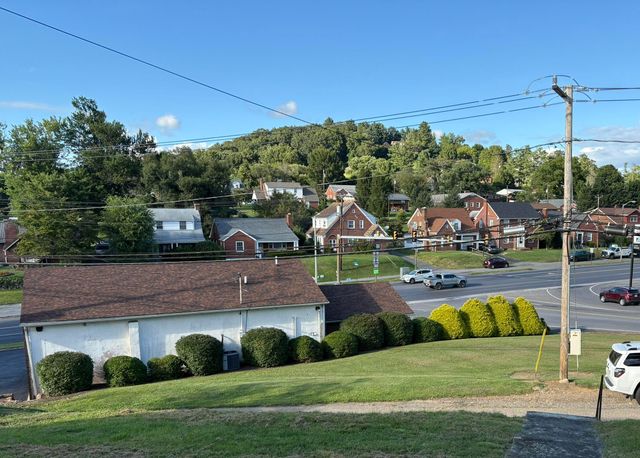 S 1420 Midland Heights PL, Covington, VA 24426