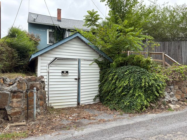 S 1420 Midland Heights PL, Covington, VA 24426