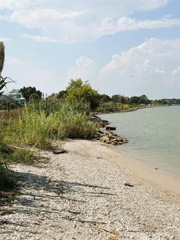 302 Shore Acres Boulevard, Shoreacres, TX 77571