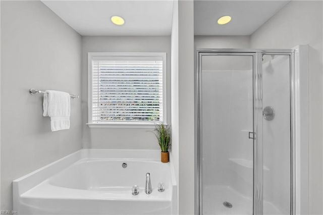 13357 Inlet Cove LN, Carrollton, VA 23314