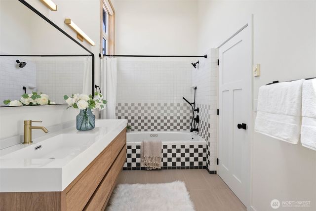 5356 Ruby Place NE, Bainbridge Island, WA 98110