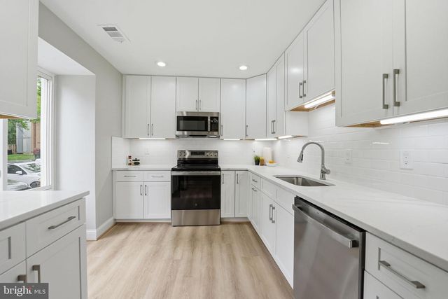 6045 HOLLOW KNOLL CT, Springfield, VA 22152