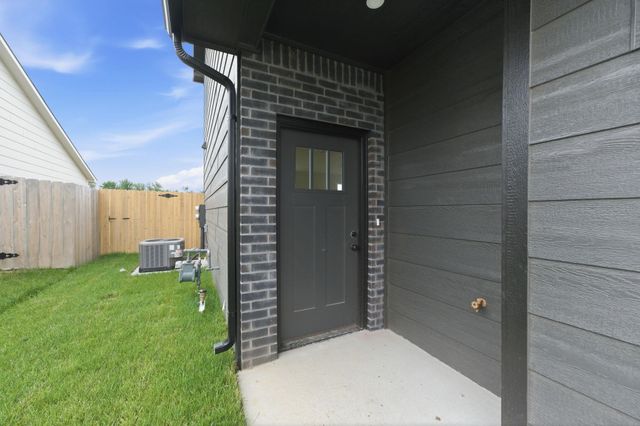 707 E Briarbrook Ln, Park City, KS 67147